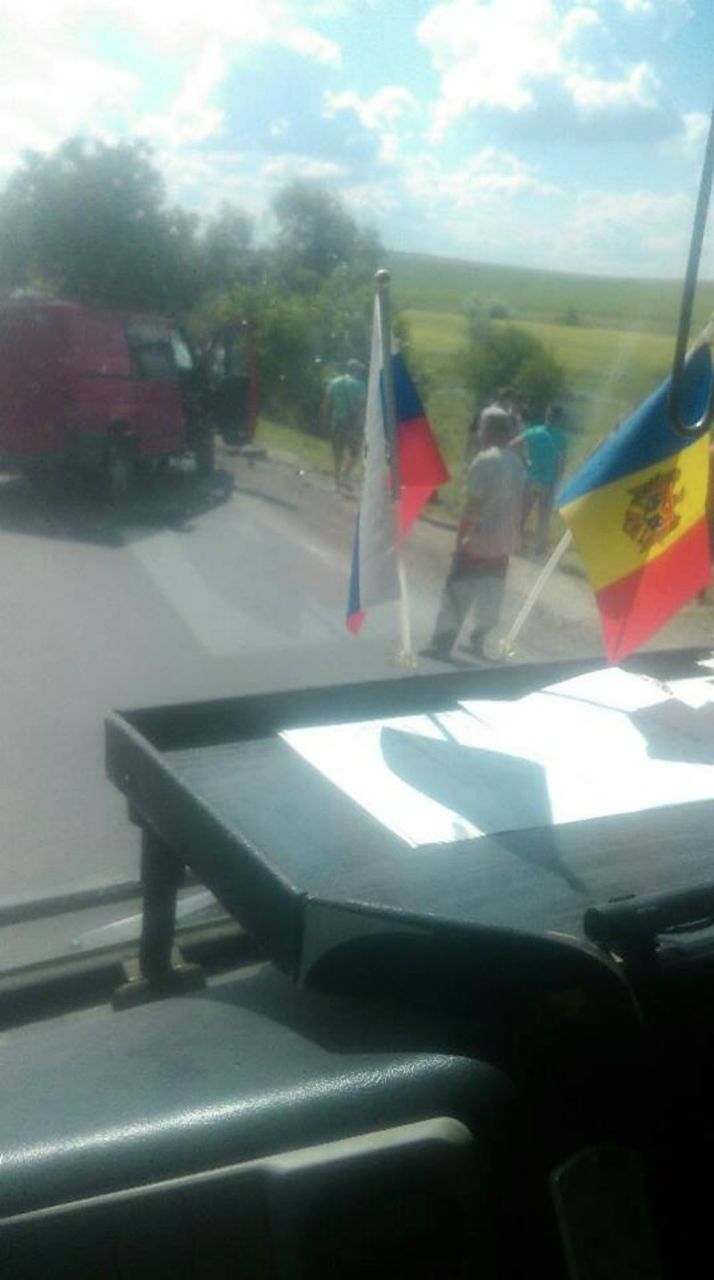 Accident grav: O maşină – în şanţ, iar un microbuz de rută avariat