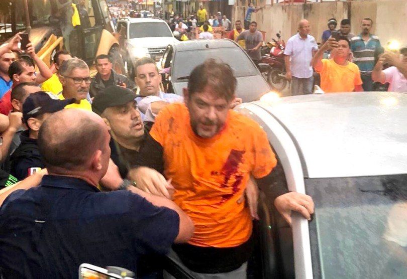 Бразильский сенатор на экскаваторе пытался протаранить бастующий гарнизон полиции