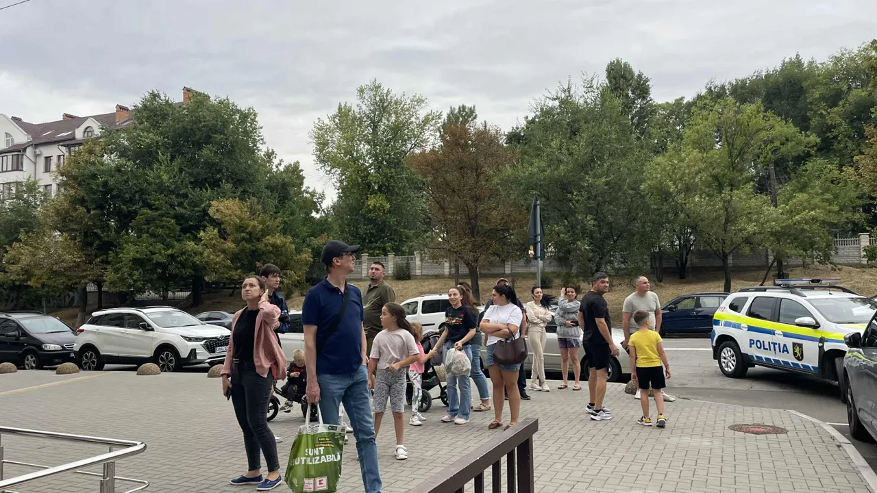 Un copil, la un pas să cadă de la fereastra unui bloc de locuit din sectorul Buiucani al Capitalei