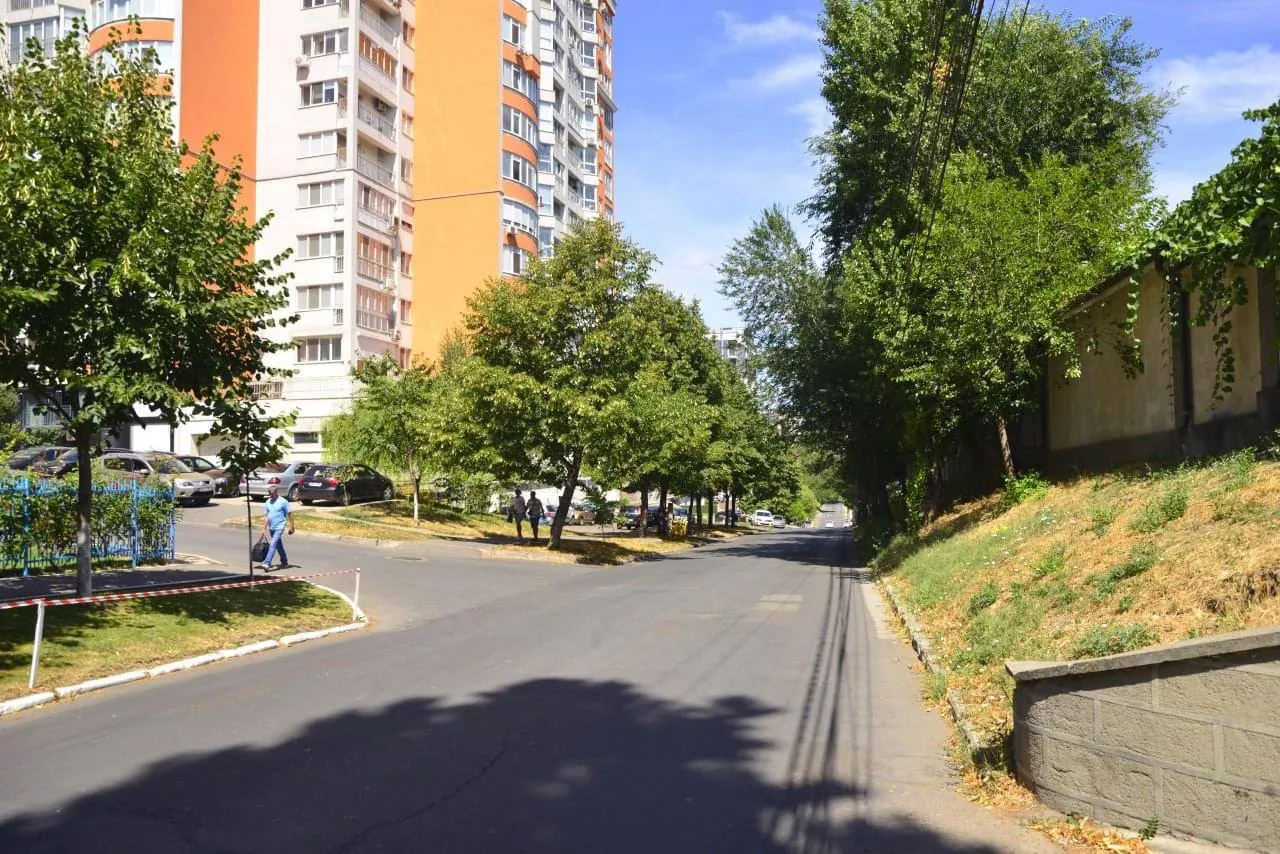 На улице Валя Трандафирилор продолжается ремонт тротуаров
