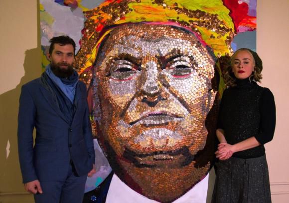 Un portret al lui Trump, realizat din monede şi jetoane de Poker
