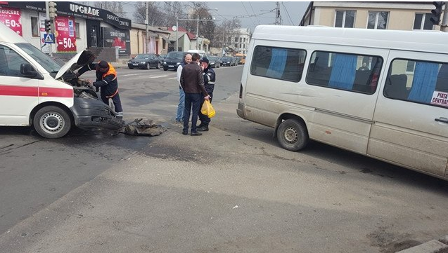 Impact în lanţ în centrul capitalei: O ambulanţă, un microbuz şi o maşină s-au ciocnit