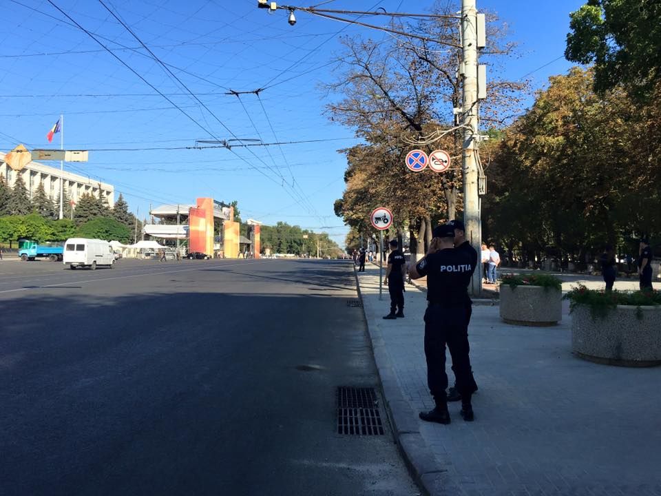 Independență cu sute de polițiști pe marginea bulevardului central