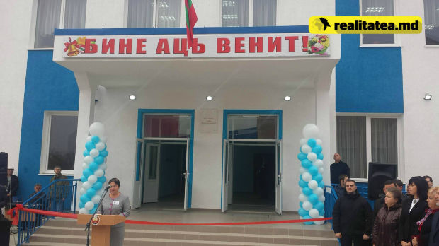 „Бине аць венит” - mesajul de salut, scris în chirilică, pe ușa școlii care a fost deschisă azi la Tiraspol