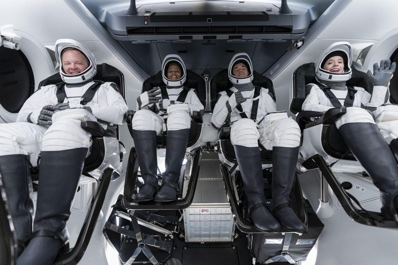 SpaceX запустила ракету с четырьмя космическими туристами