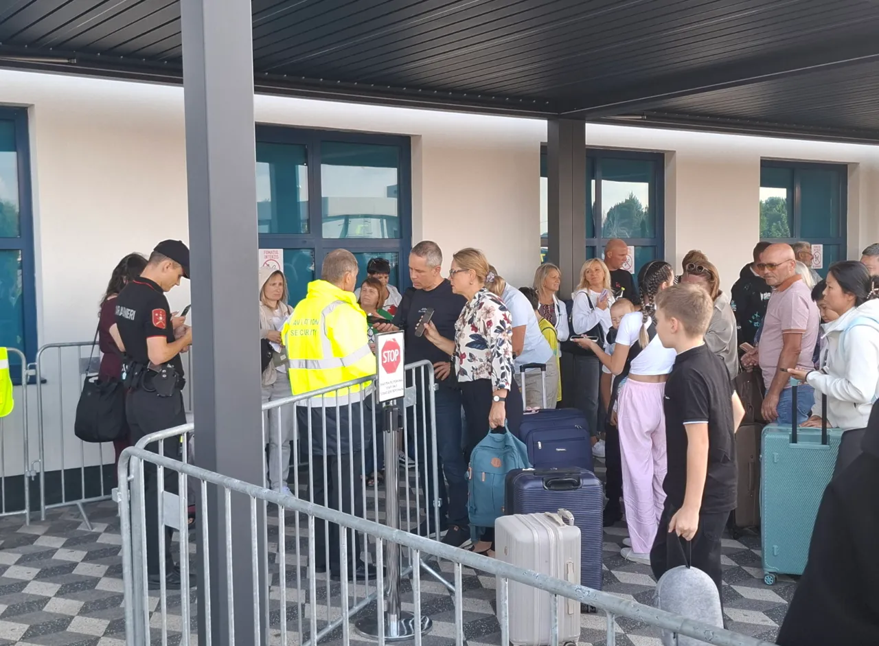 У аэропорта Кишинёва образовалось большое скопление людей из-за ограничений на вход в терминал