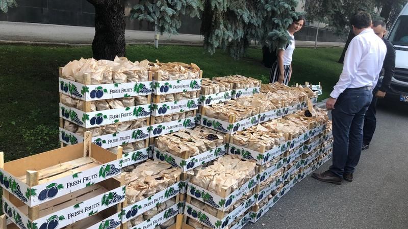 В День независимости Молдовы в центре столицы граждан угощали виноградом