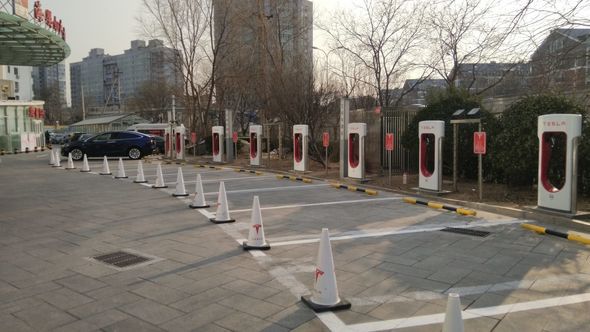 Tesla открыла в Пекине крупнейшую Supercharger-станцию мира