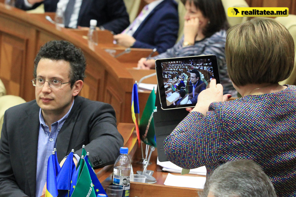 Deputatul Vadim Pistrinciuc, fotografiat la ședință de către colega sa Maria Ciobanu