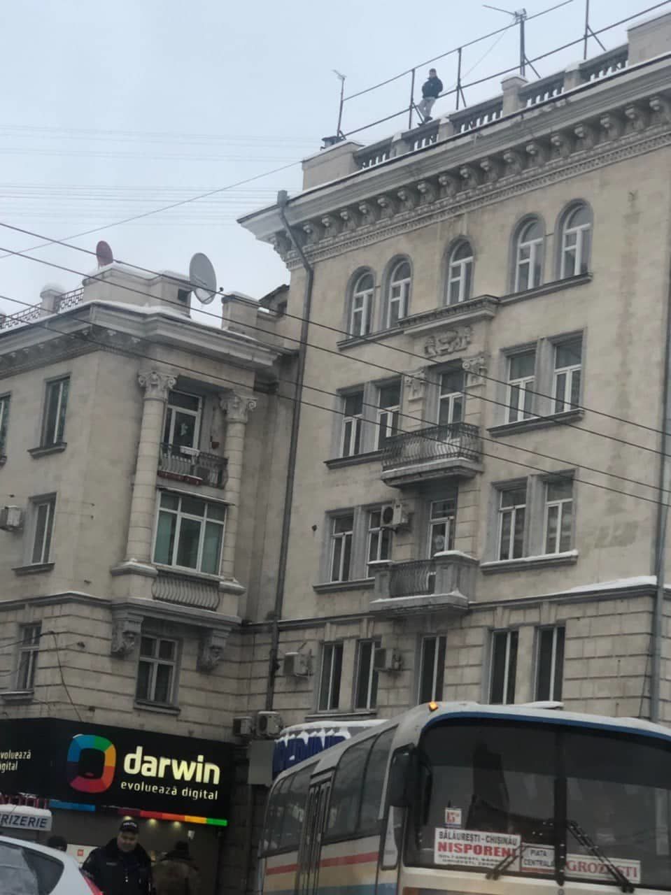 В центре столицы мужчина вновь угрожает спрыгнуть с крыши здания