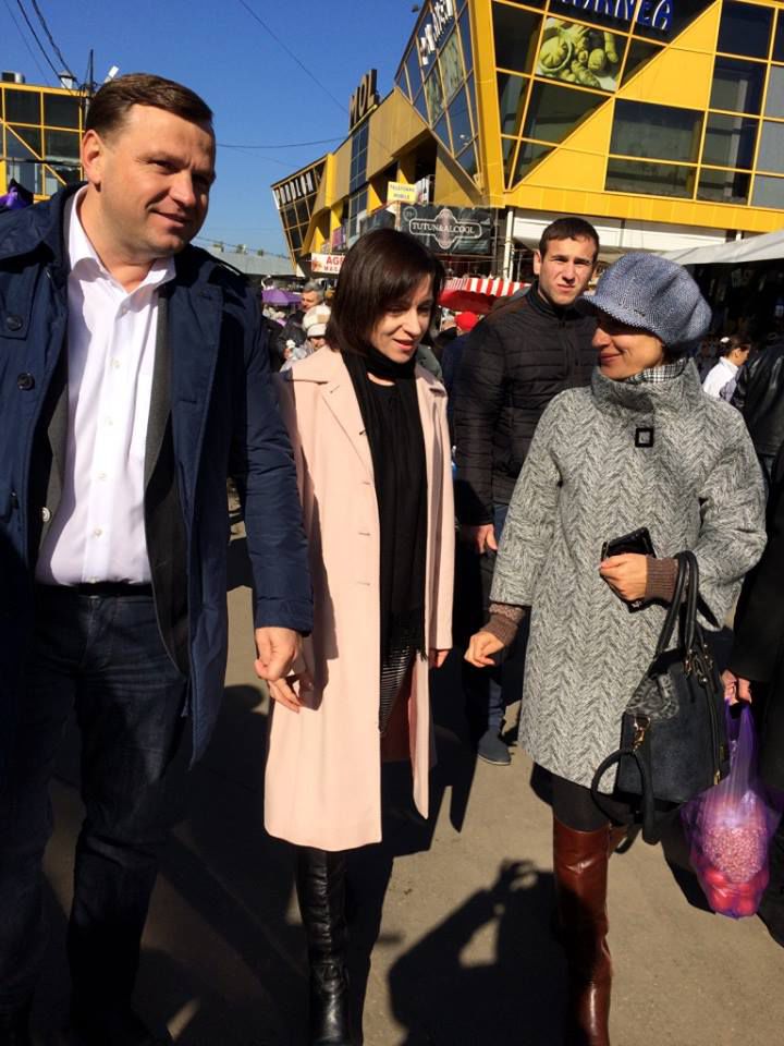 Năstase și Sandu „fără bodyguarzi” la Piața Centrală, dar cu fosta pază de corp a lui Filat prin preajmă