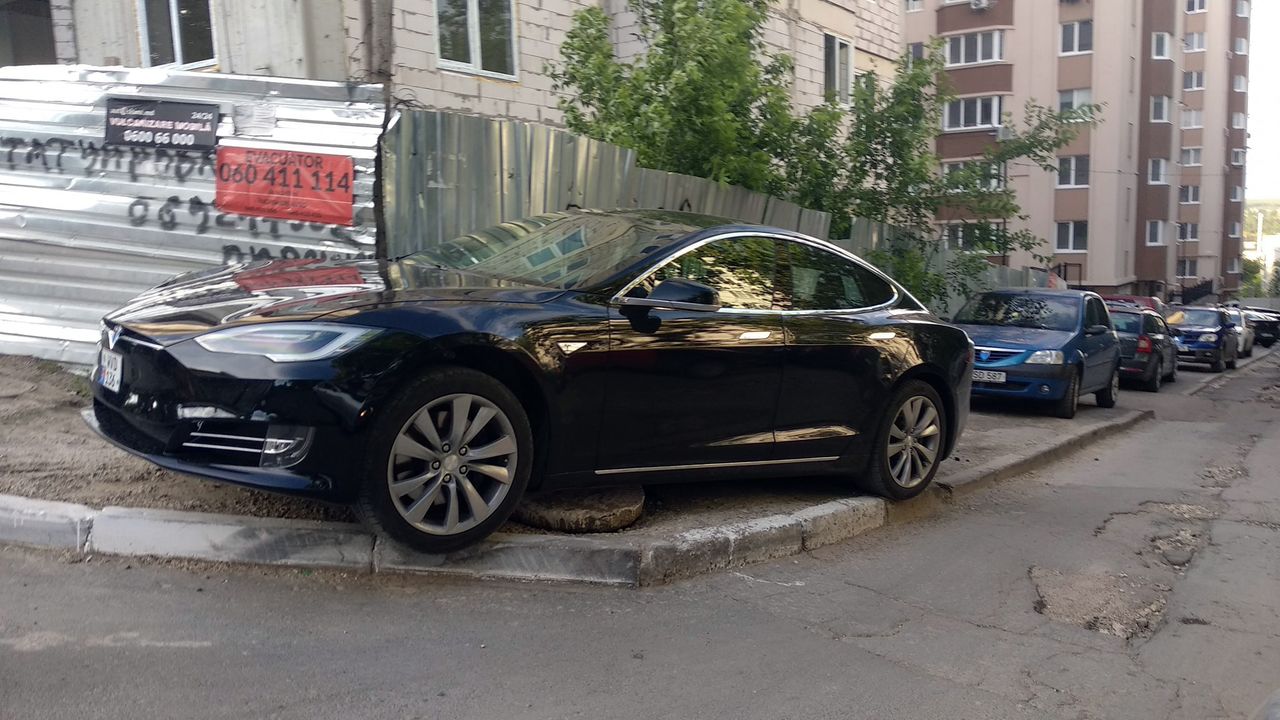 Илону Маску показали, как паркуют машину Tesla в Кишиневе