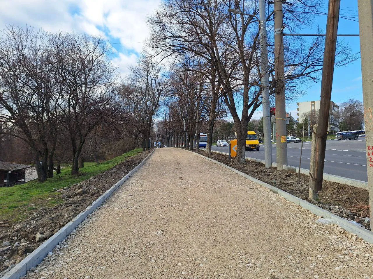 Продолжаются работы по восстановлению тротуара на бульваре Ренаштерий