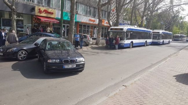 Un BMW, parcat perpendicular în centrul Capitalei