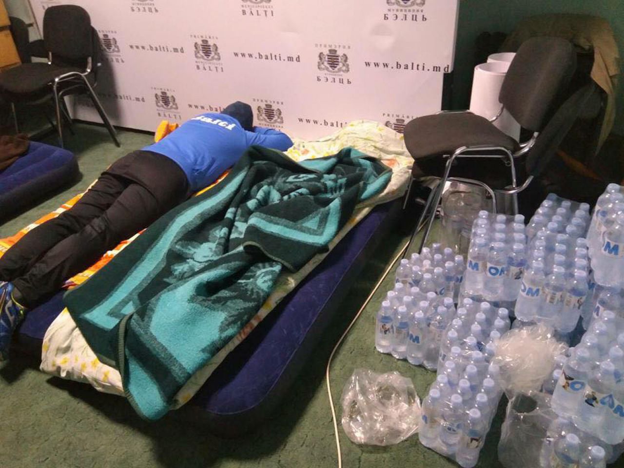 Бельцкие мунсоветники провели первую ночь голодовки на матрасах в примэрии
