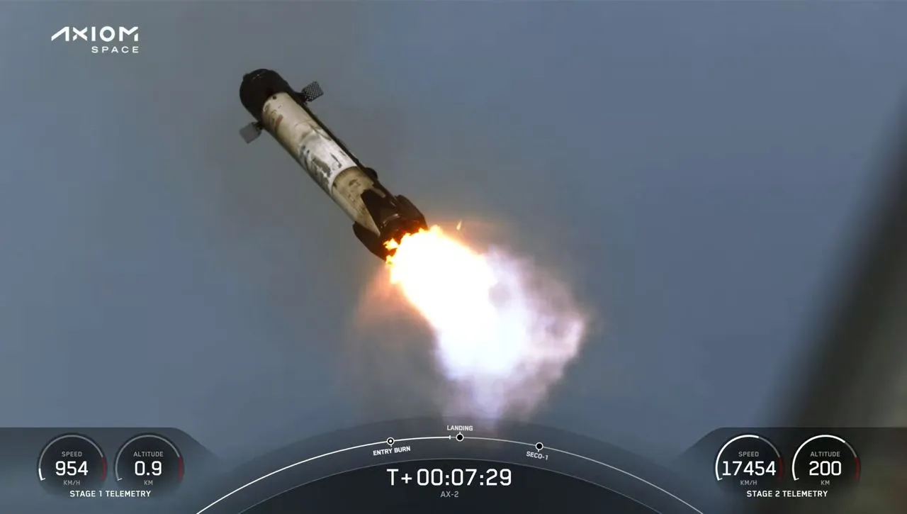 Ракета-носитель Falcon 9 стартовала к МКС с коммерческими туристами