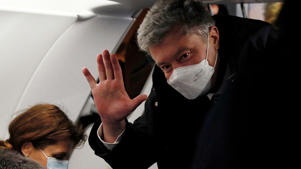 Подозреваемый в госизмене Порошенко прилетел в Украину