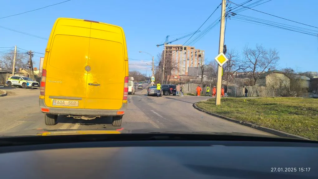 Trei mașini s-au ciocnit într-un accident la Chișinău: Un pasager, rănit