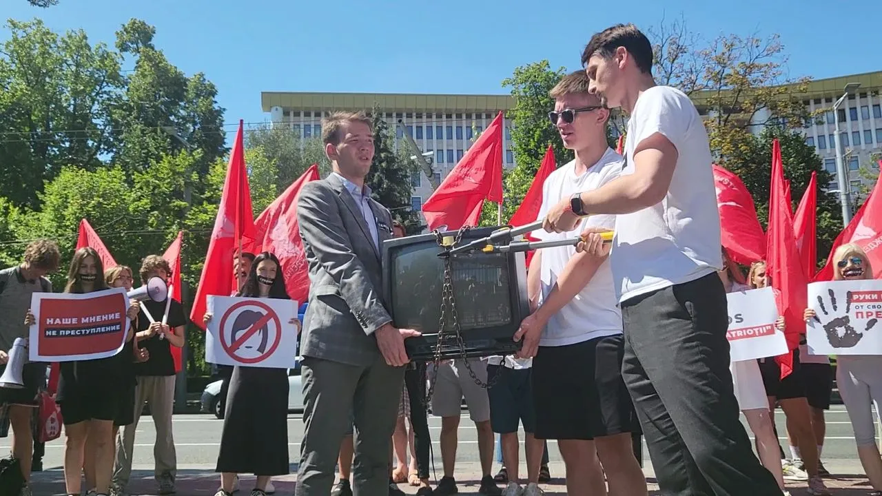 В PAS отреагировали на акцию протеста партии «Возрождение» против цензуры
