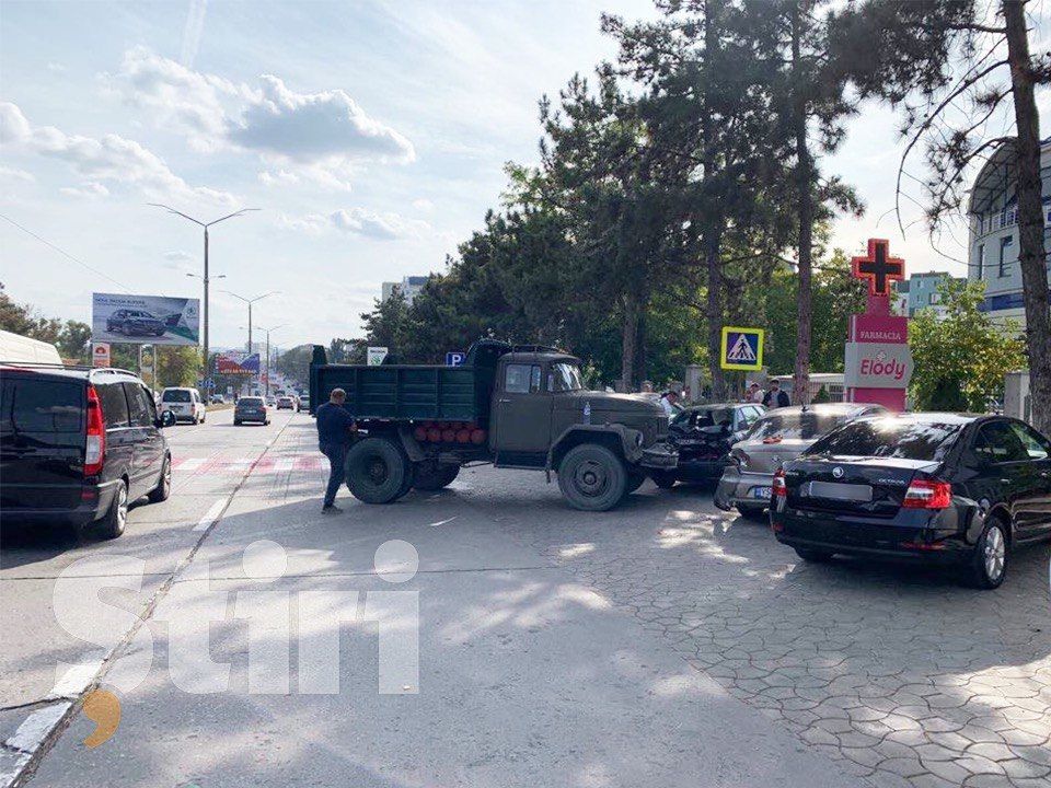 В столице водитель грузовика въехал в припаркованные автомобили