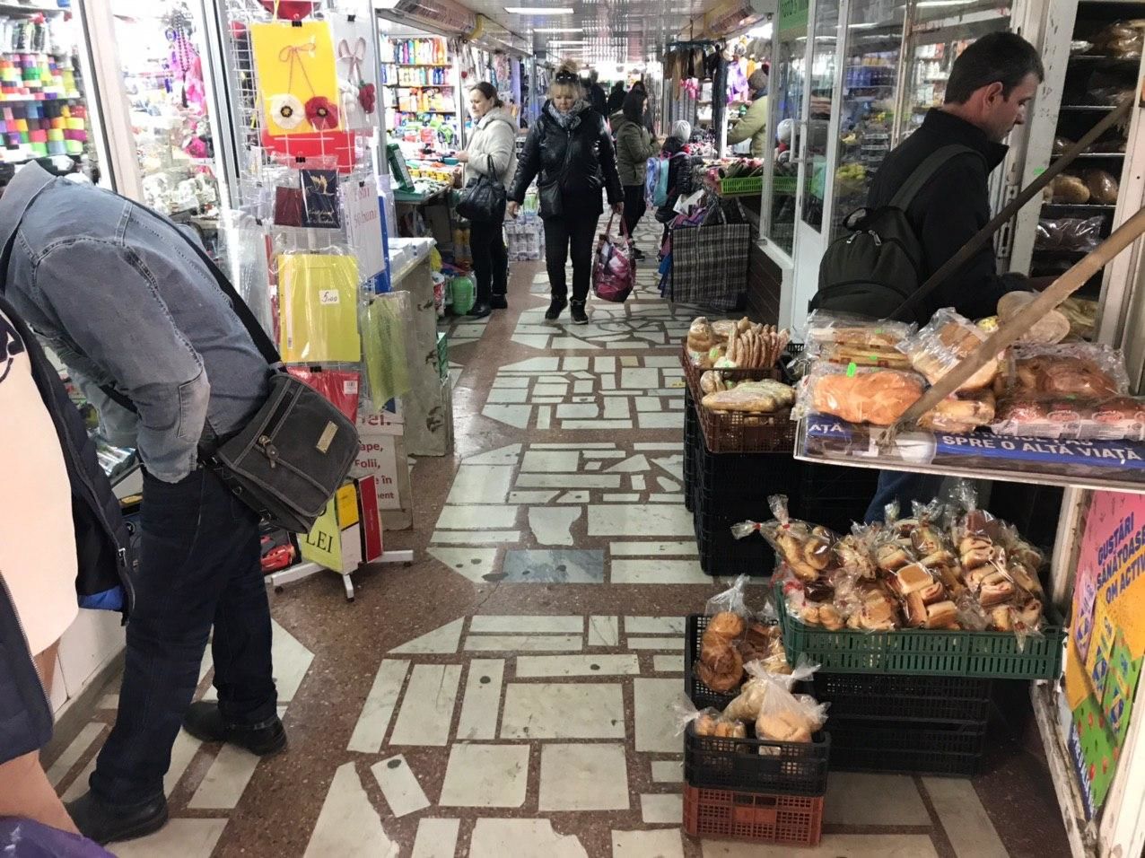 Подземный переход у ЖД вокзала превратился в базар