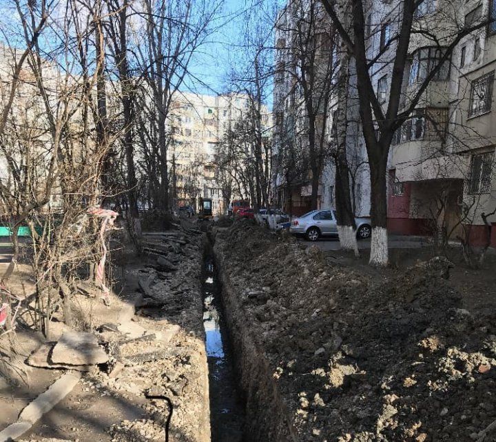 В столице машины нескольких водителей оказались заблокированными во дворе