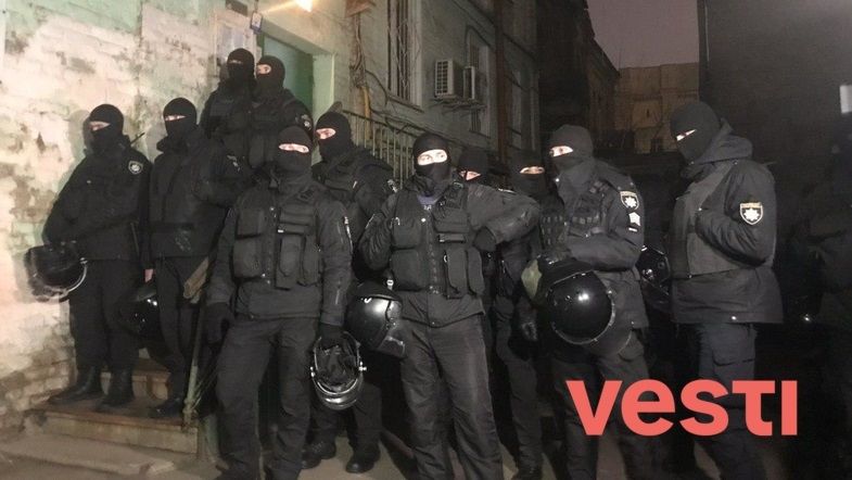Под домом подозреваемого в убийстве Шеремета националисты вступают в стычки с полицией
