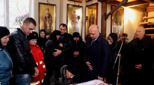 Гроб с телом погибшего спасателя доставили в родное село Пухой в сопровождении колонны пожарных машин