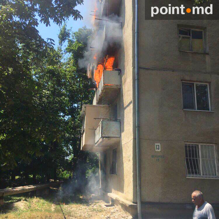 Пожар охватил жилой дом в городке у аэропорта Кишинева