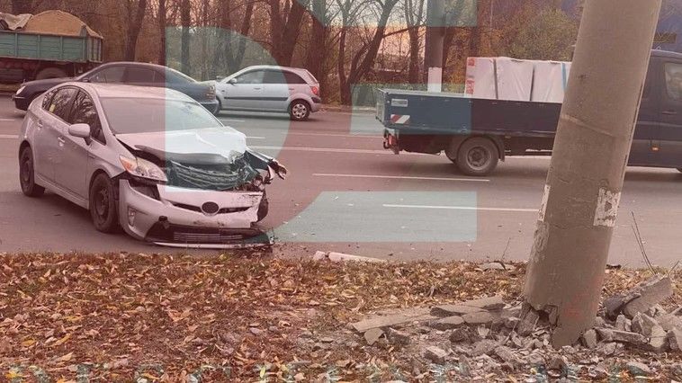 В Кишиневе произошло ДТП: таксист врезался в столб