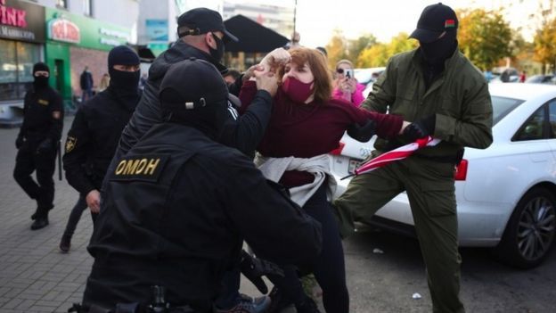 В Беларуси прошли массовые задержания на "Женском марше" протеста