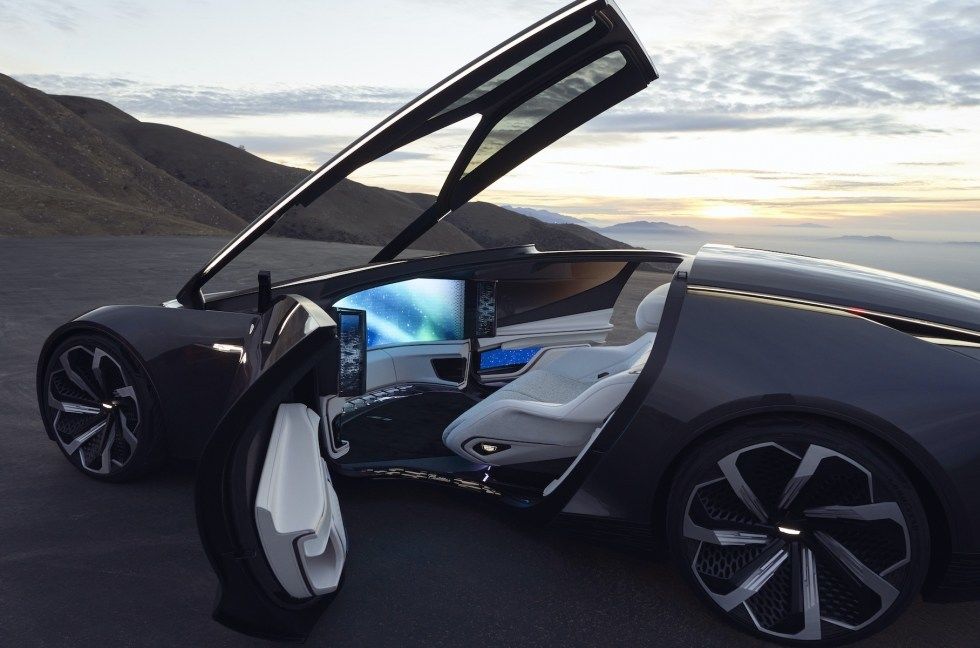 Cadillac InnerSpace: телевизор вместо лобового стекла и тапочки вместо педалей