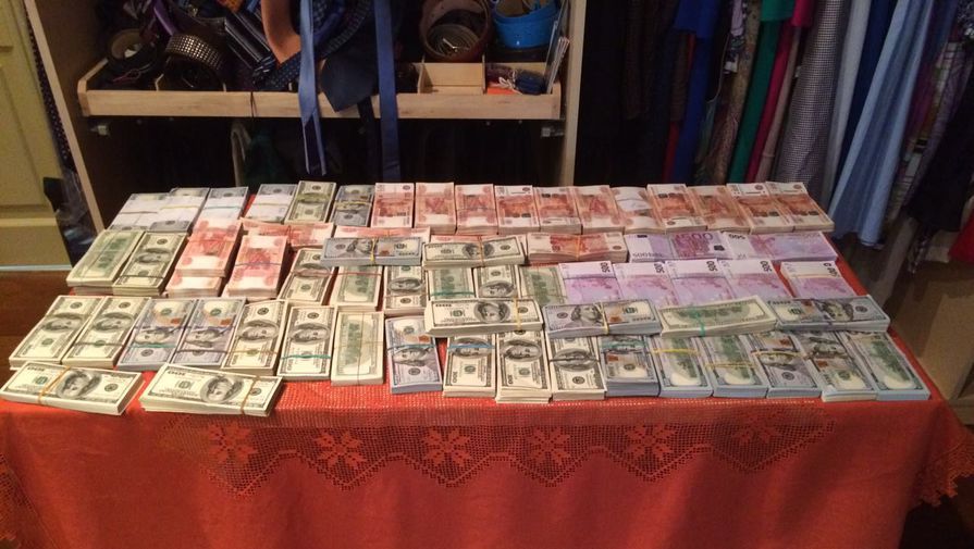 В РФ обыскали дом главы таможни: в коробках из-под обуви нашли миллионы