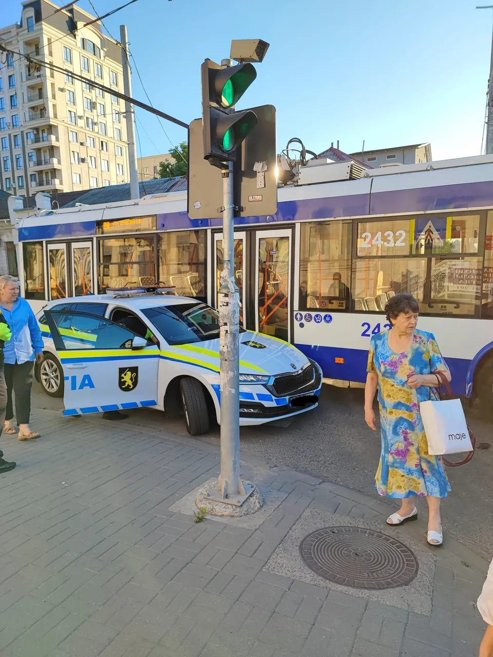 Машина полиции столкнулась с троллейбусом в центре Кишинёва