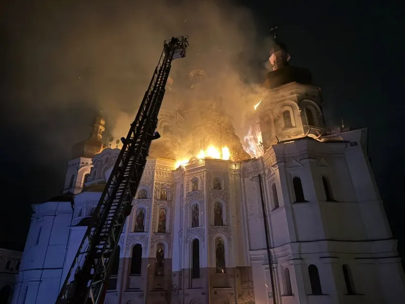 В Киеве в результате атаки произошел пожар в Киево-Печерский Лавре