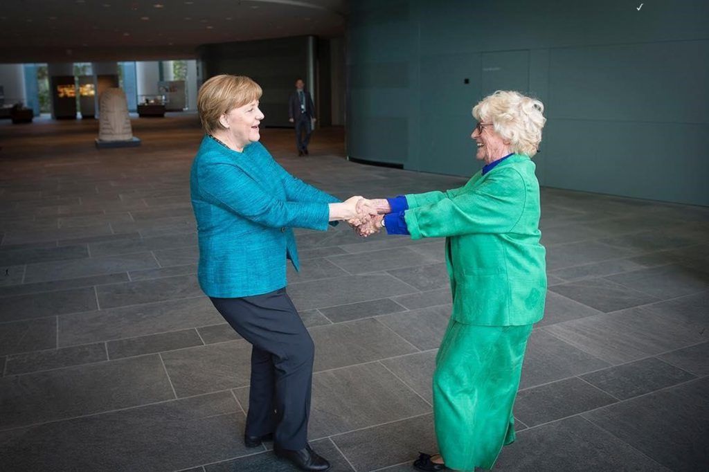 Angela Merkel, surprinsă făcând piruete cu o altă femeie