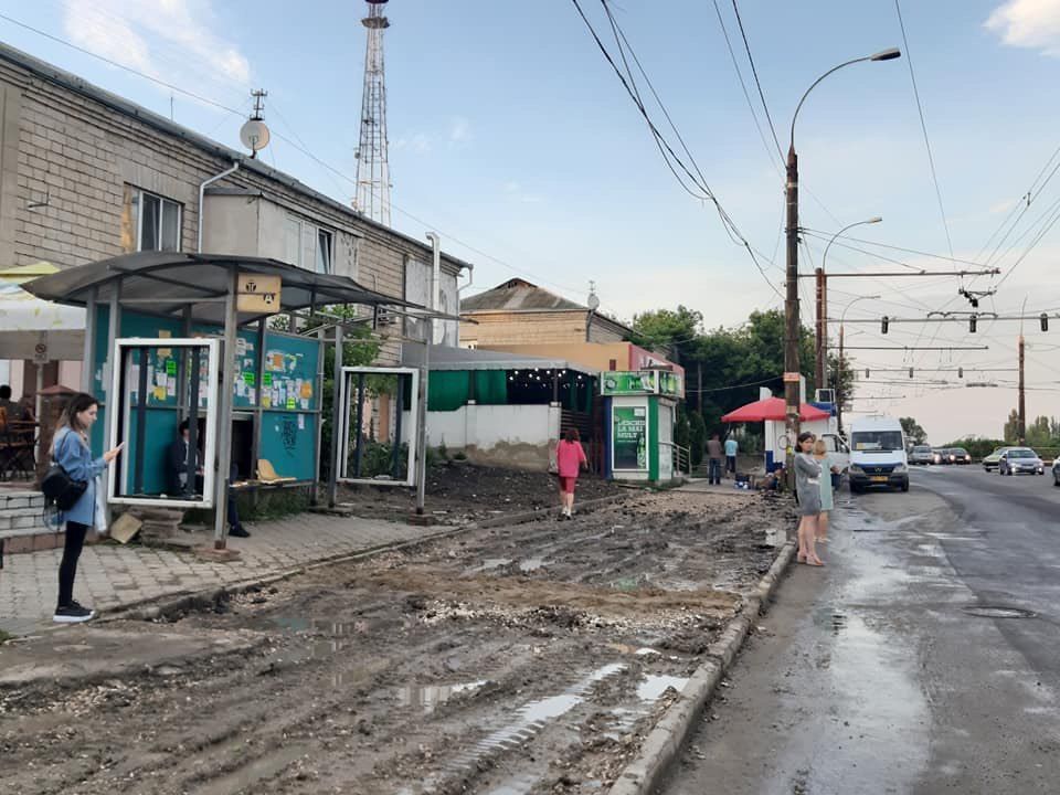 В столице остановка общественного транспорта погрязла в болоте