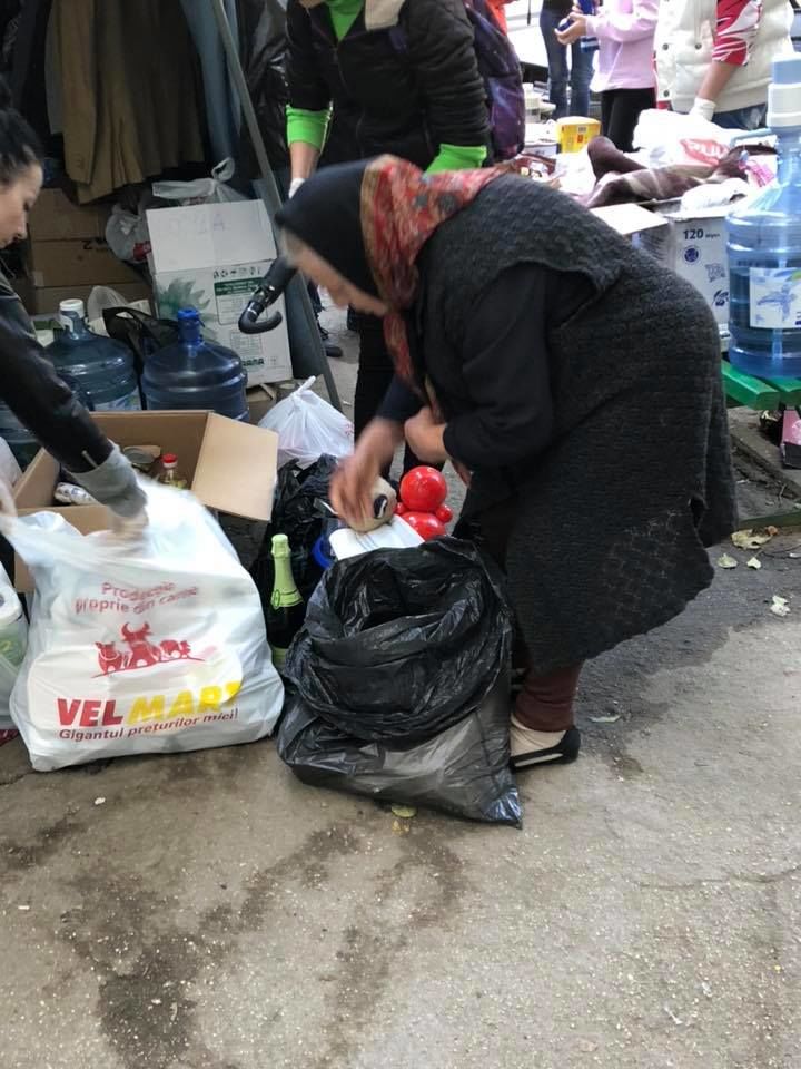 Люди приносят пострадавшим на Рышкановке еду и одежду