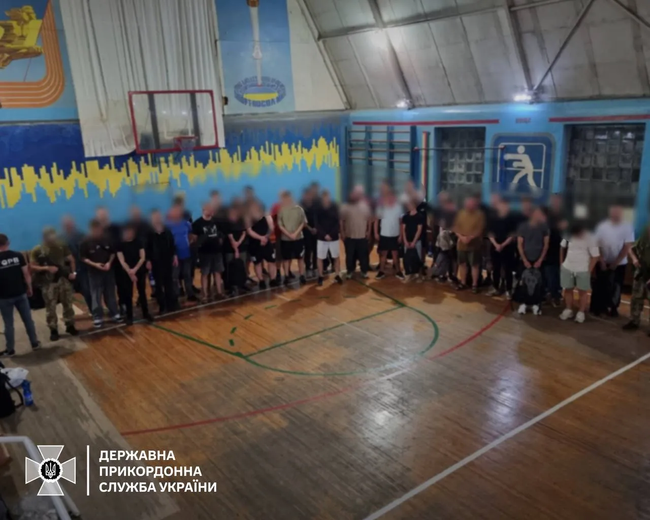 На границе с Молдовой задержали фуру с 40 украинцами в прицепе