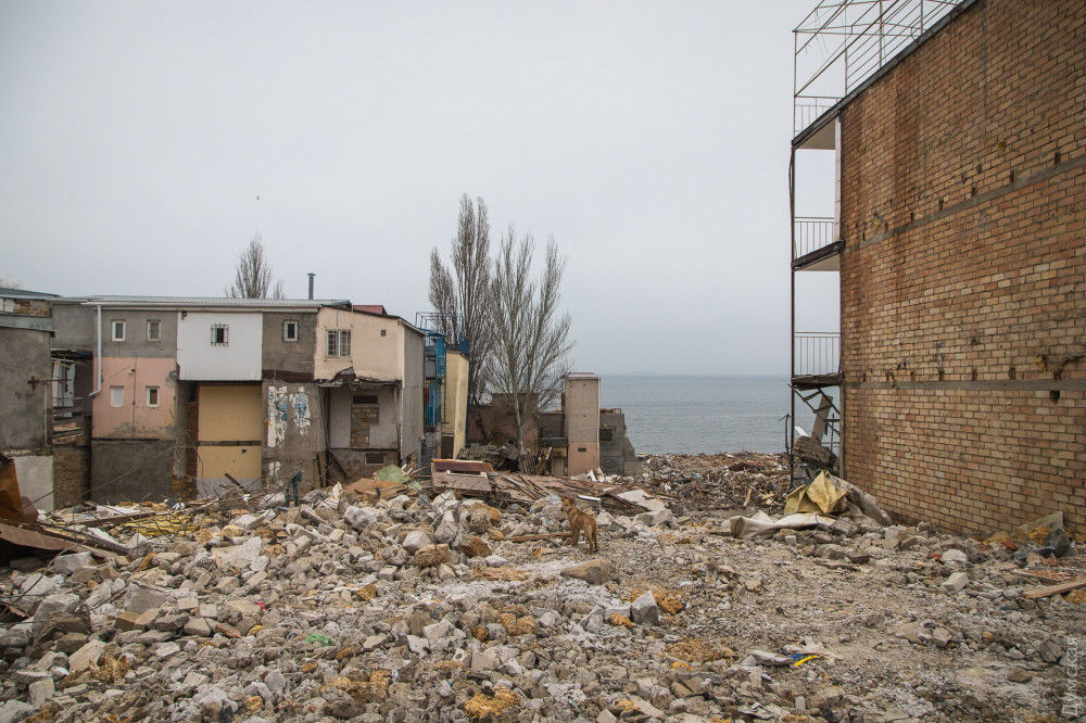 В Черноморске крушат рыбацкие курени, чтобы спасти сползающие в море коттеджи