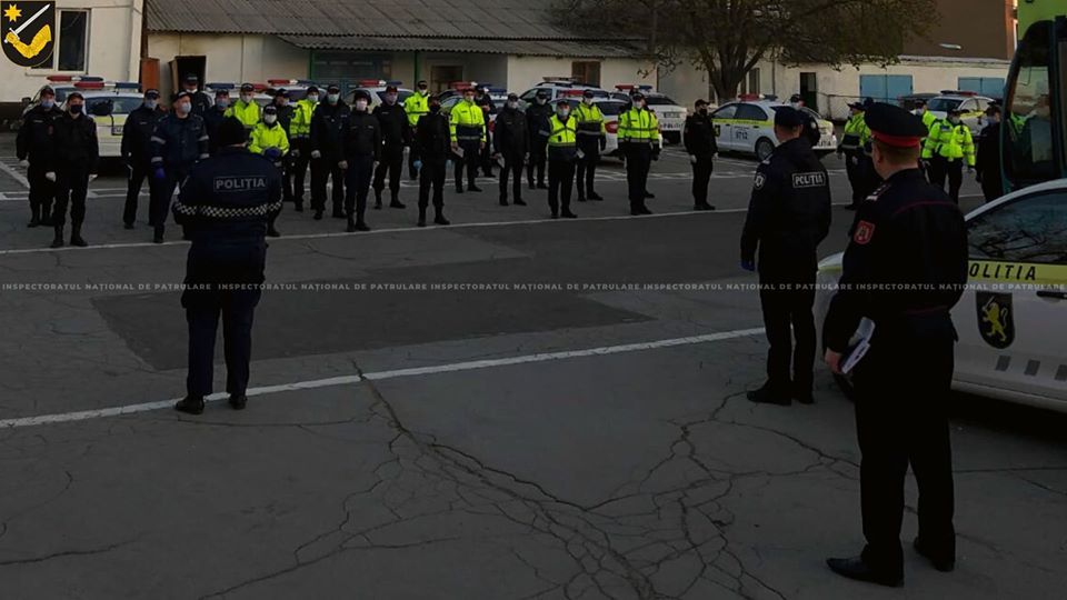 Патрульные и карабинеры проверяют перевозчиков пассажиров на въезде в Кишинев