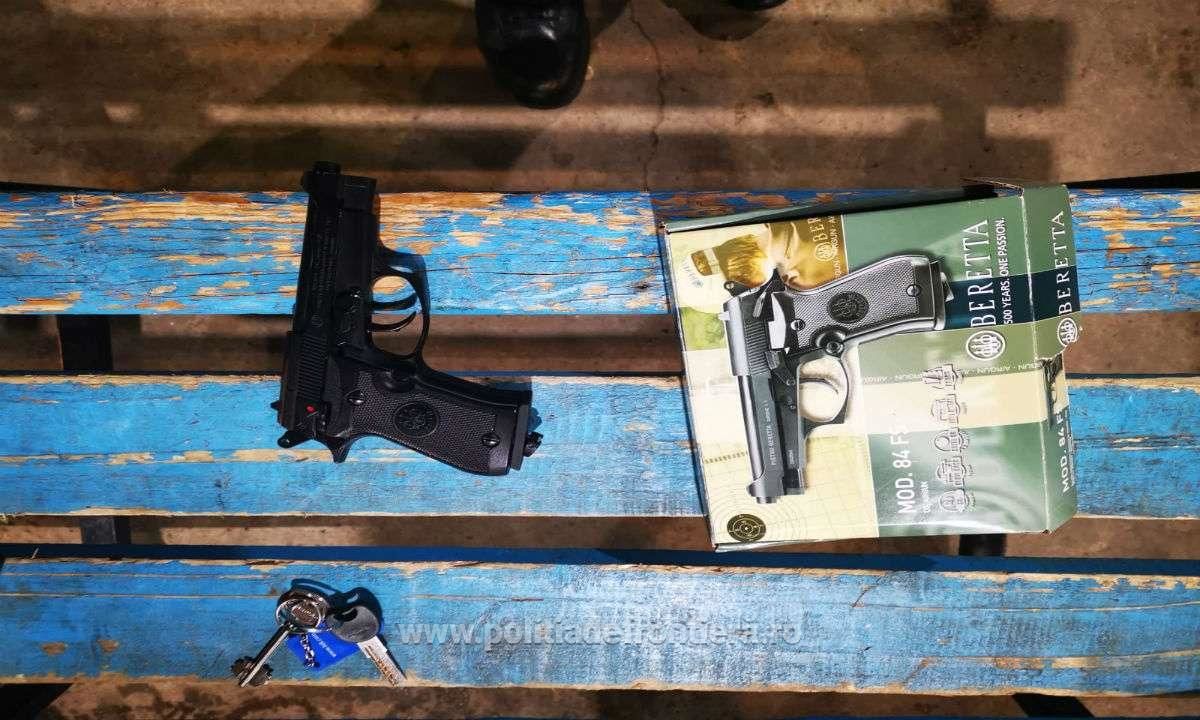 На границе у молдаванина обнаружили спрятанный под одеждой пистолет