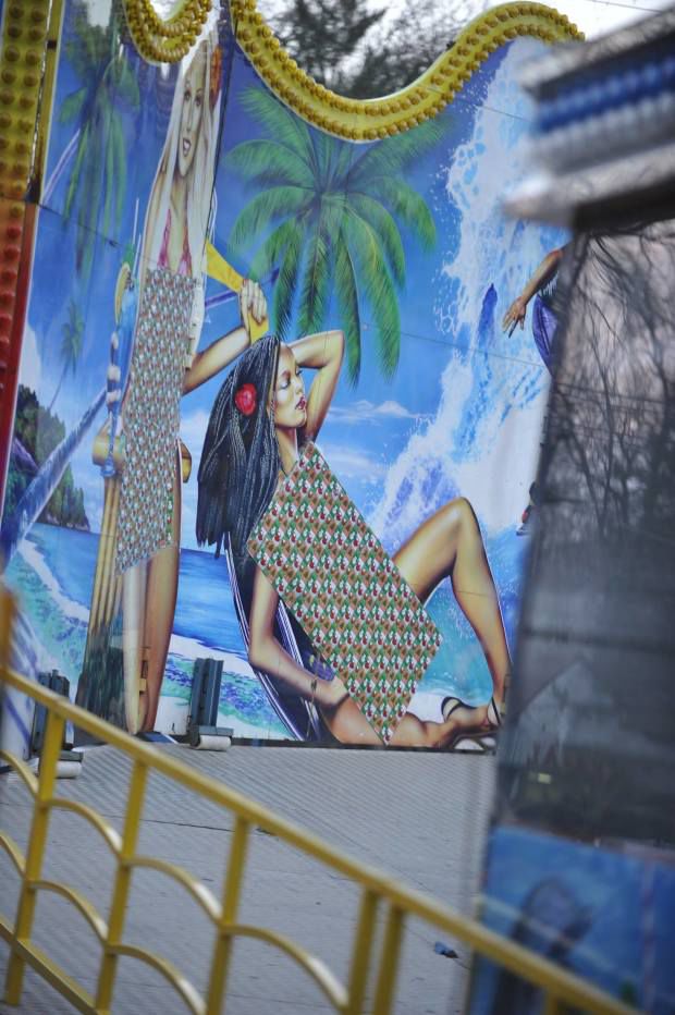 Caruselul erotic din centrul Chișinăului: Fetele din imagini au fost îmbrăcate