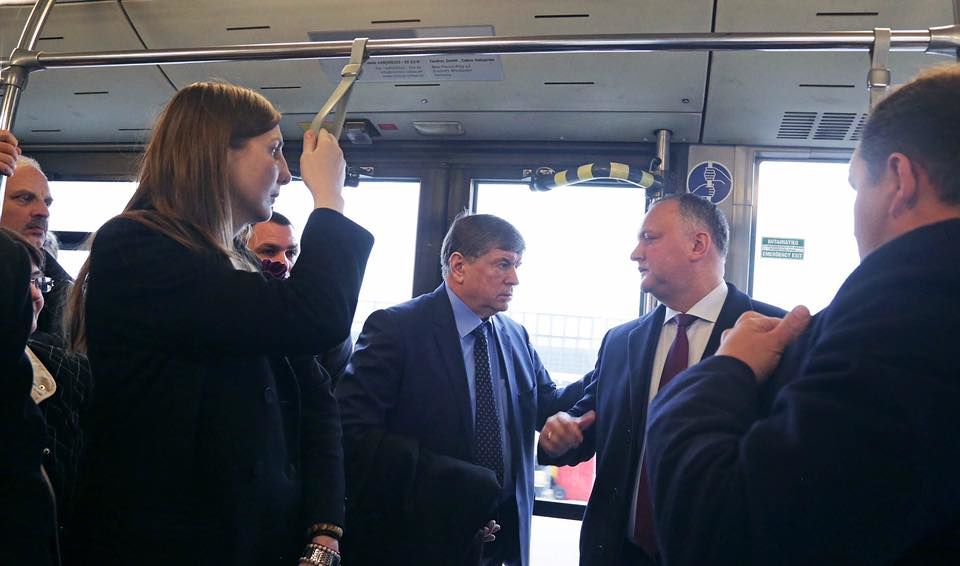 Игорь Додон прилетел в Брюссель эконом-классом