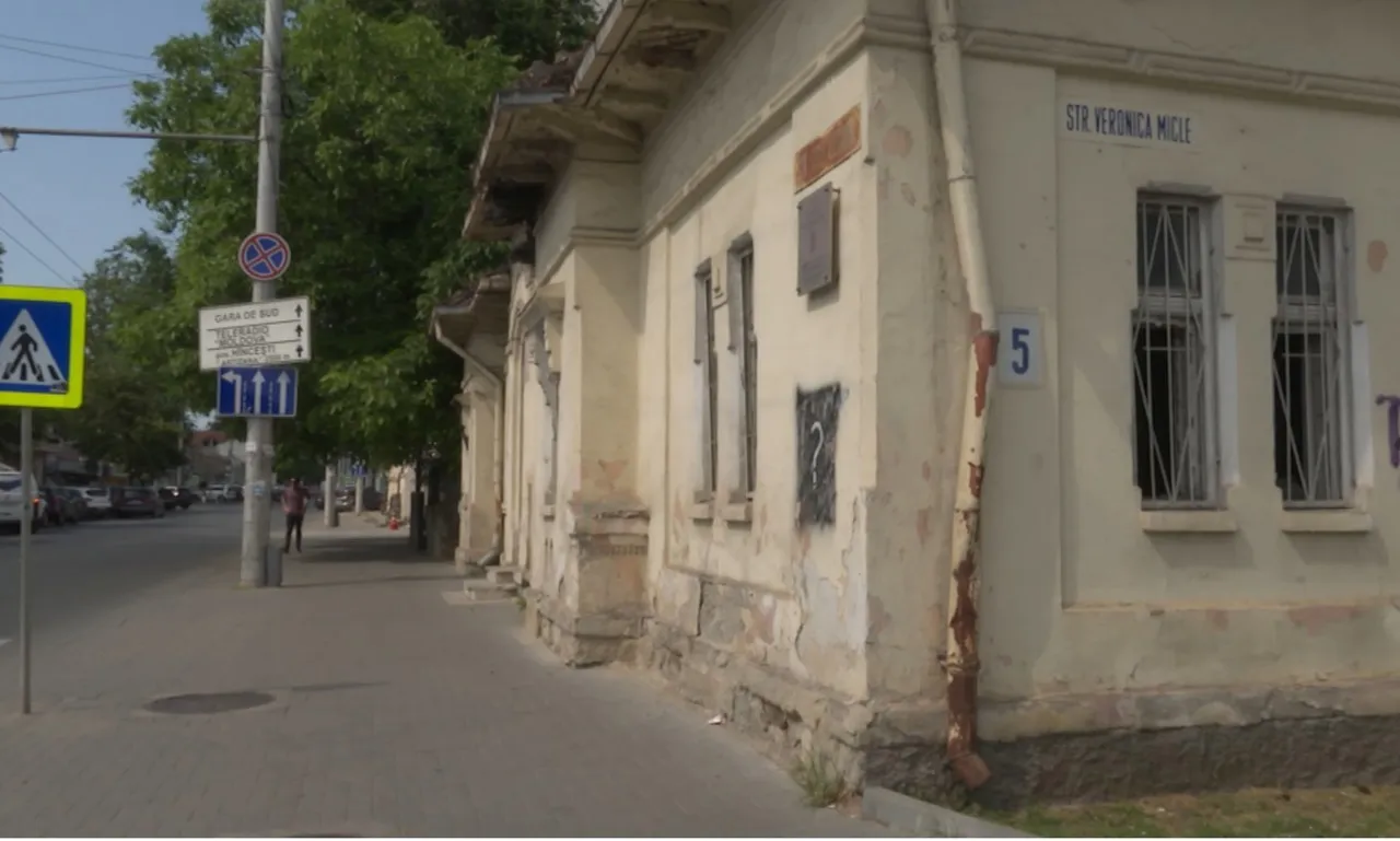 Clădirea destinată să devină Centrul Cultural „Eugen Doga” se surpă