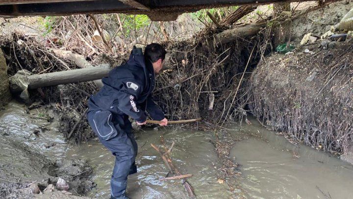 Мусор перекрыл течение речки в парке Валя Морилор: вода затопила велосипедную дорожку