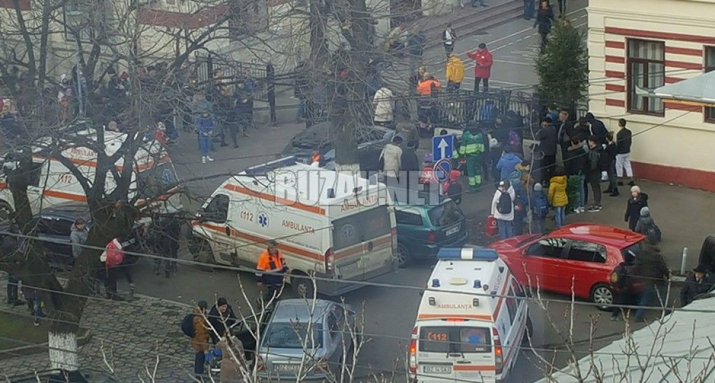 В Бузэу директор школы наехала на внедорожнике на родителей, ожидавших детей
