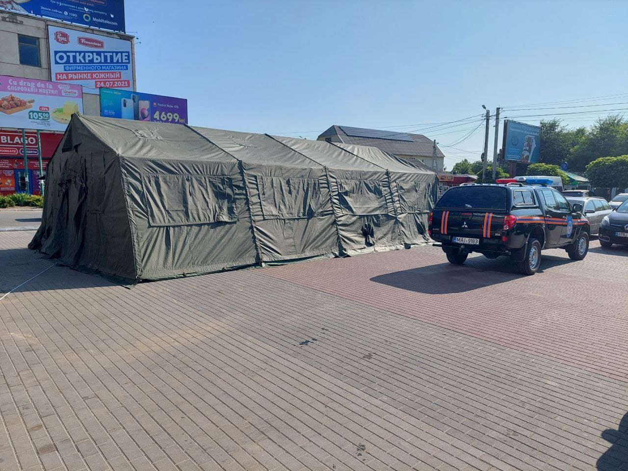 В Комрате установили палатку, где люди могут выпить воды и отдохнуть