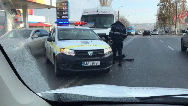 В Кишиневе столкнулись полицейская машина и маршрутка