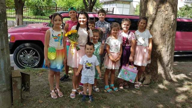 Fiica de 10 ani a unui interpret de la noi a serbat ziua de naștere în limuzină